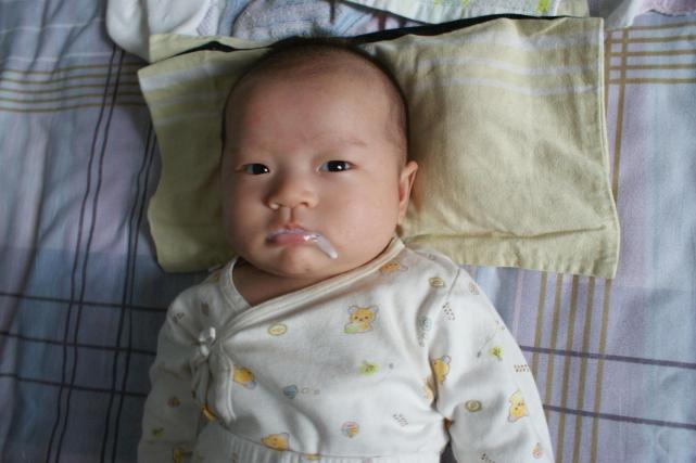 寶寶吐奶， 出了拍嗝，這些“動(dòng)作”也很重要