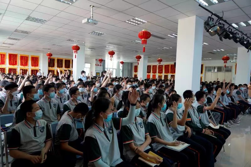 這天，家長(zhǎng)們都來(lái)這里學(xué)習(xí)解決育兒?jiǎn)栴}的方法！