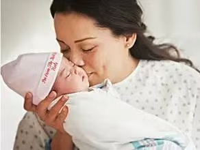 母乳喂養(yǎng)|2大方法讓寶寶順利吃上第一口奶！