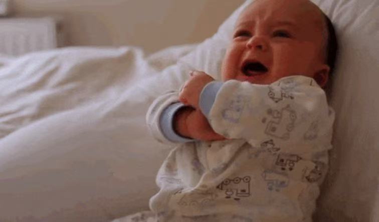 月嫂暖心提醒：這4個常見動作，可能悄悄傷害寶寶的聽力，第一個不少新手爸媽還在做！